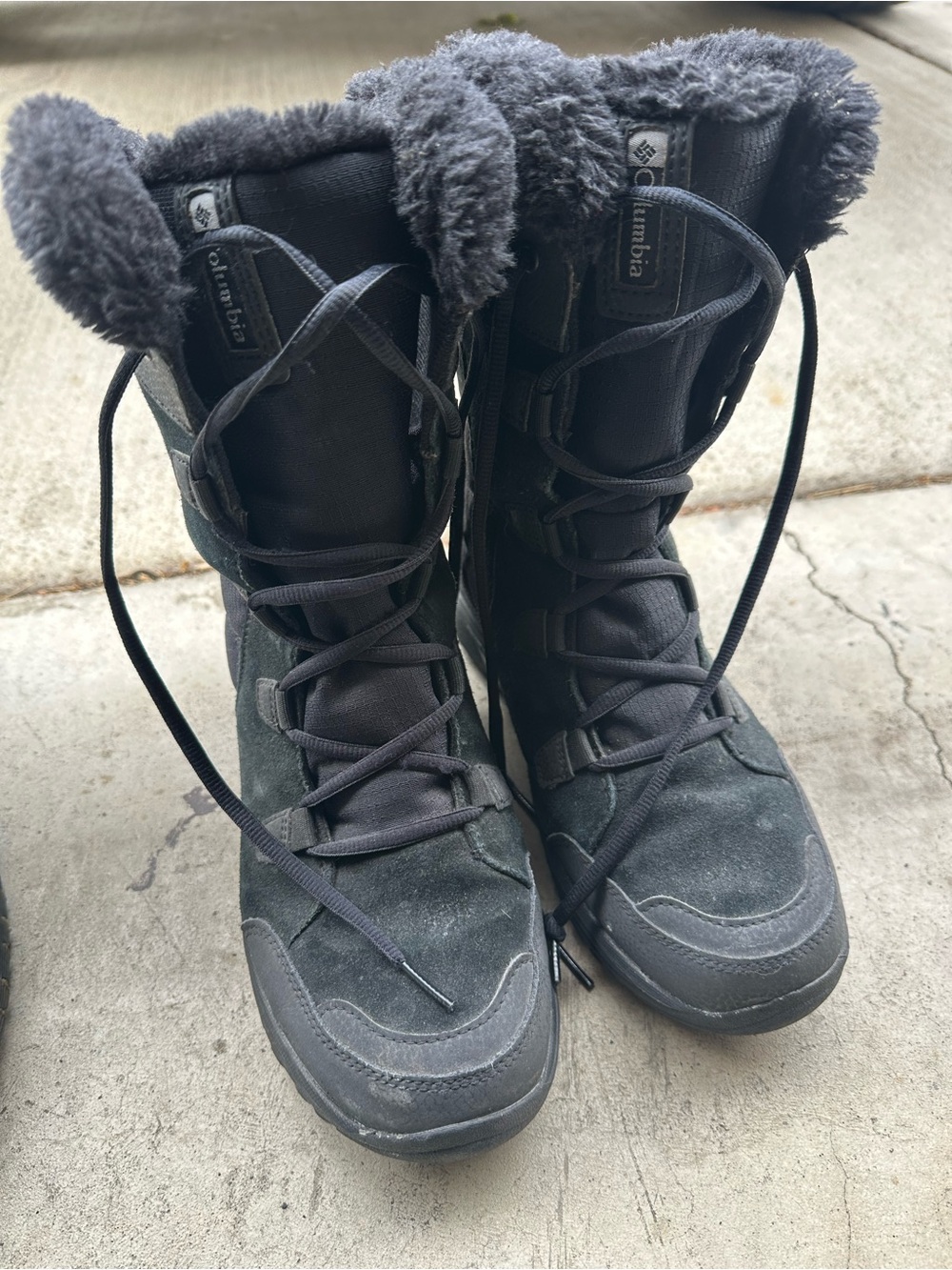 Columbia Women's Black Lace-Up Winter Boots with Gray Faux Fur Cuff